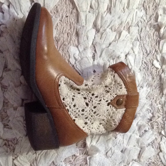 Cherokee brown and white crochet boots. - Picture 4 of 8